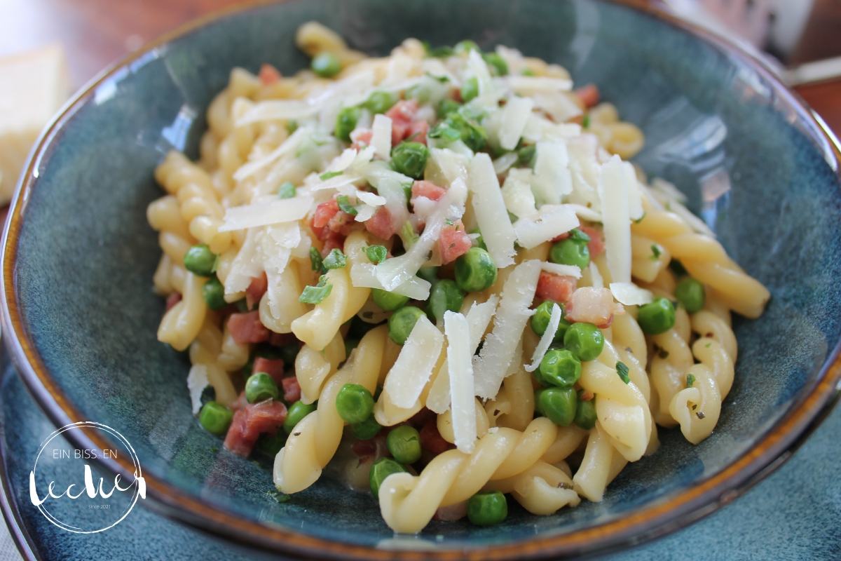 Pasta mit Erbsen und Speck von einbissenlecker.de