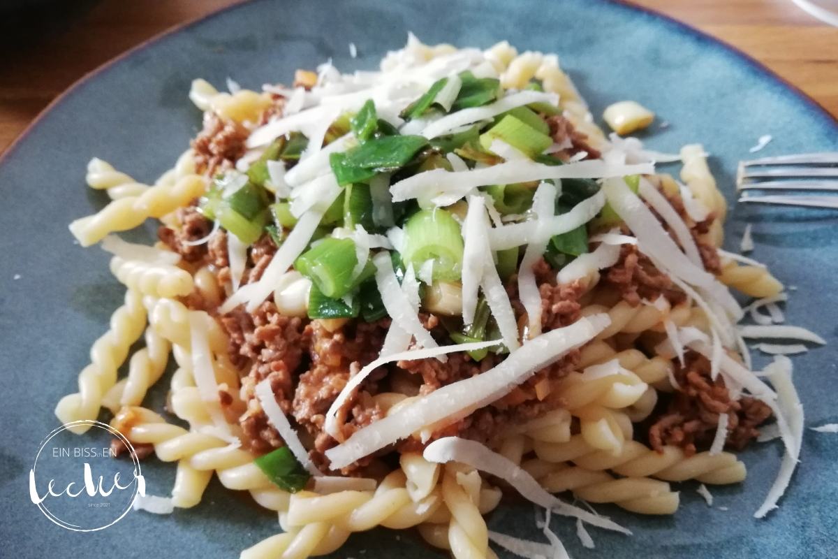 Pasta mit Hackfleisch-Lauch-Soße von einbissenlecker.de