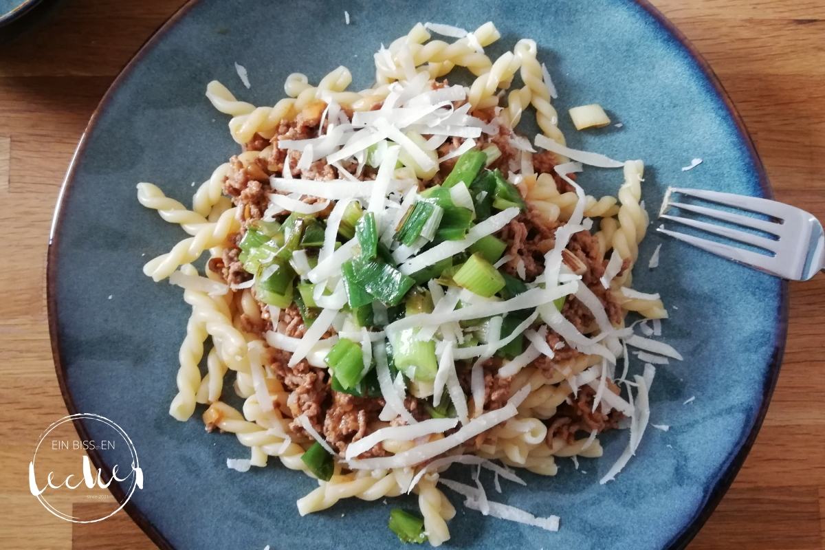 Pasta mit Hackfleisch-Lauch-Soße von einbissenlecker.de