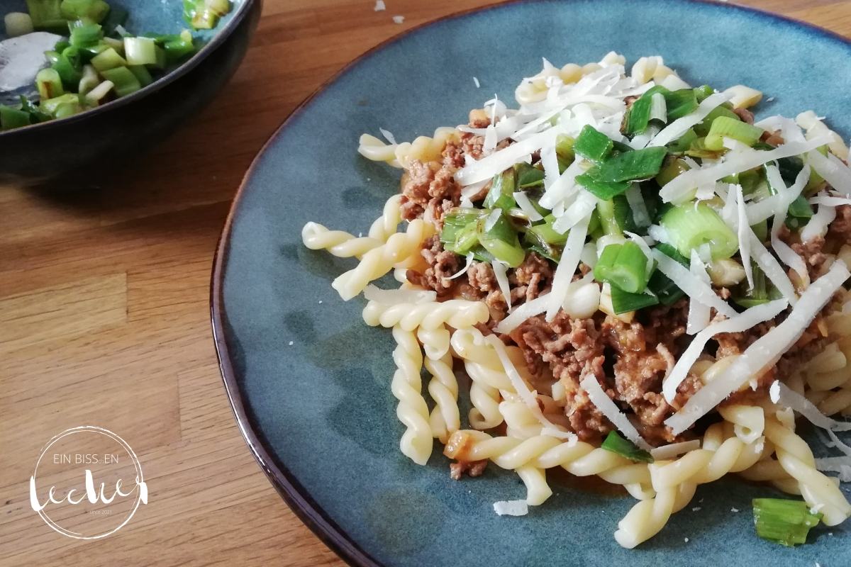 Pasta mit Hackfleisch-Lauch-Soße von einbissenlecker.de