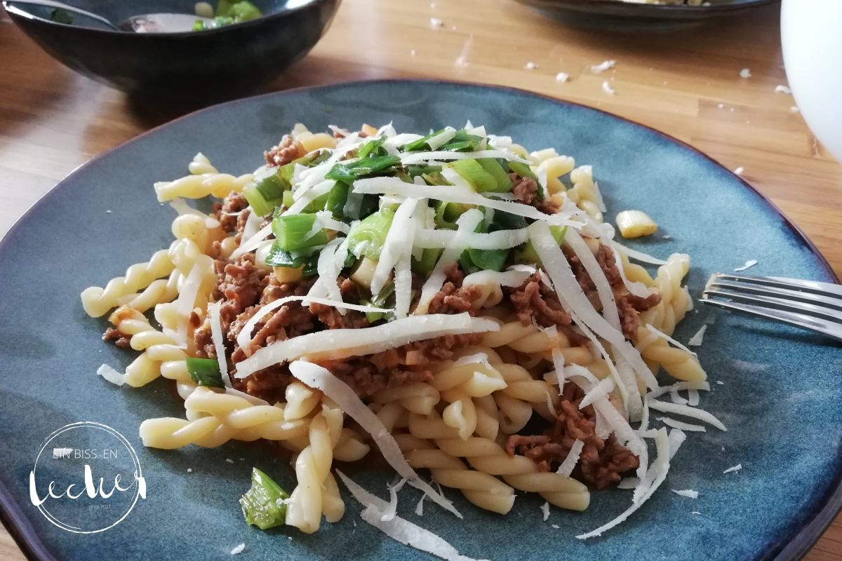 Pasta mit Hackfleisch-Lauch-Soße von einbissenlecker.de