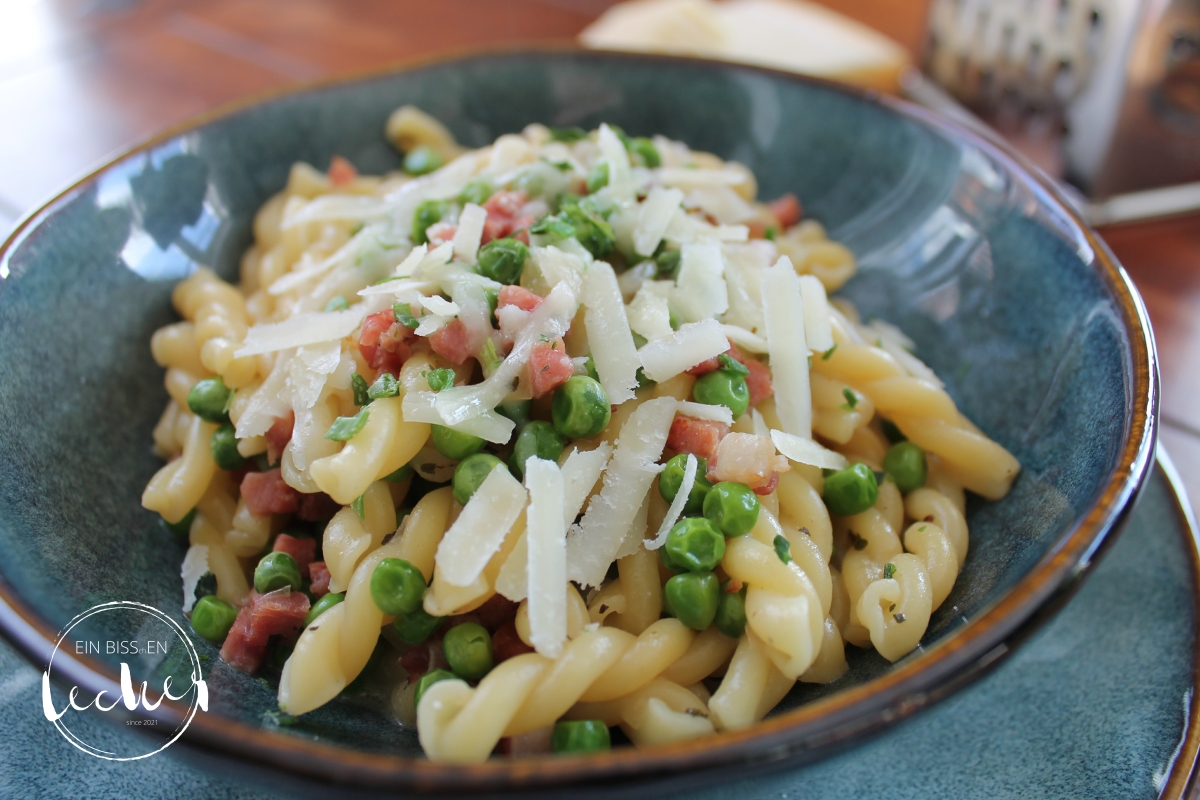 Pasta mit Erbsen und Speck von einbissenlecker.de