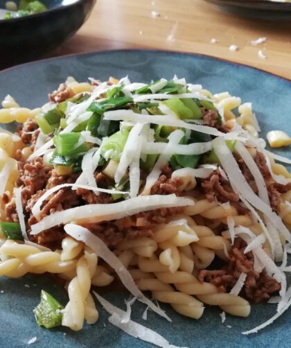 Pasta mit Hackfleisch-Lauch-Soße von einbissenlecker.de