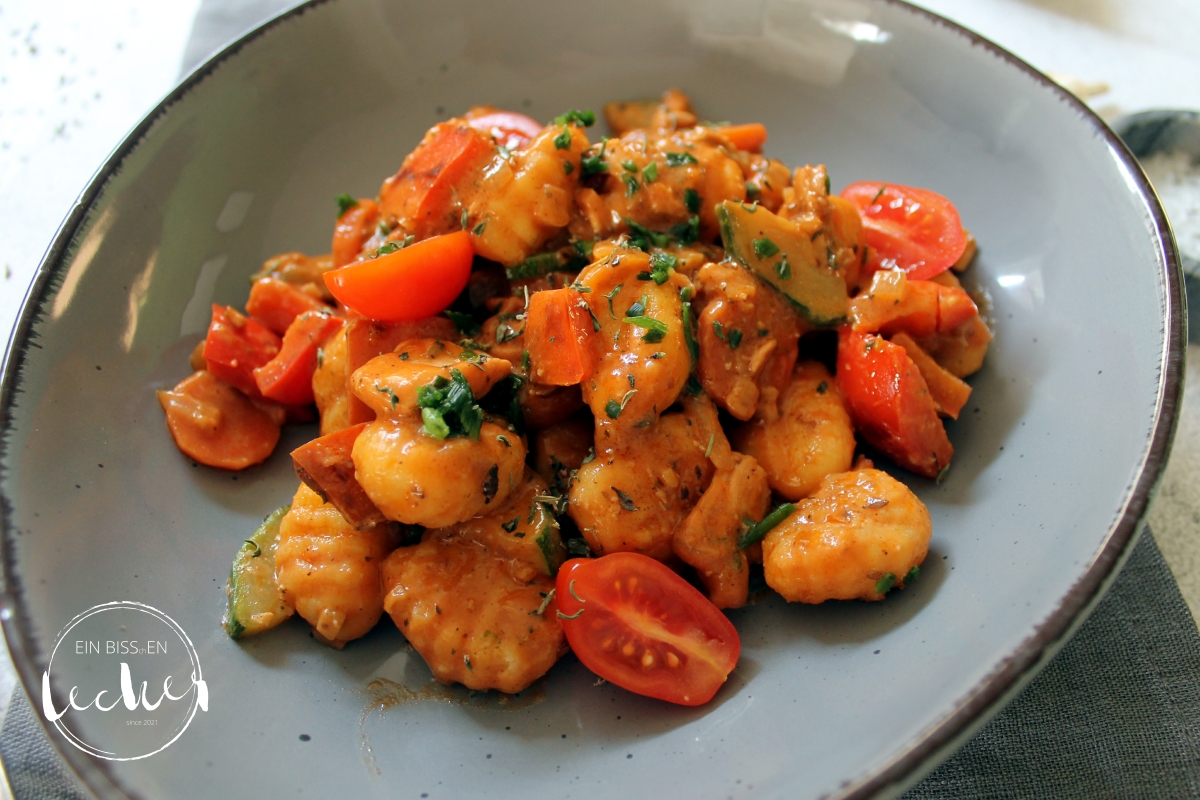 Gnocchi-Pfanne mit Lachs - ein Rezept von einbissenlecker.de